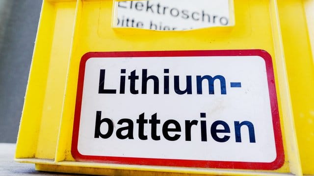 Lithium-Ionen-Batterien und -Akkus müssen in Batteriesammelbehältern im Einzelhandel oder auf Recyclinghöfen entsorgt werden.