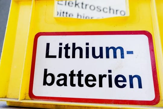 Lithium-Ionen-Batterien und -Akkus müssen in Batteriesammelbehältern im Einzelhandel oder auf Recyclinghöfen entsorgt werden.