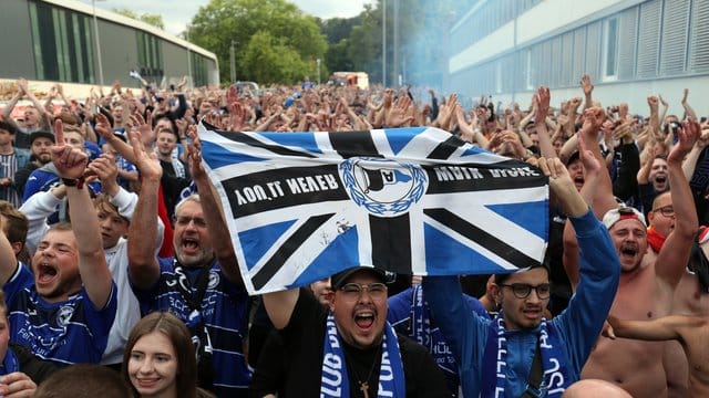 Trotz fehlender Masken und unzureichendem Abstand: Fußballfans feiern den Aufstieg. Trotz fehlender Masken und unzureichendem Abstand: Fußballfans feiern den Aufstieg.