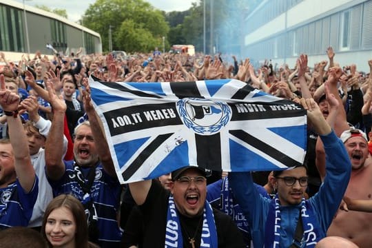 Trotz fehlender Masken und unzureichendem Abstand: Fußballfans feiern den Aufstieg.