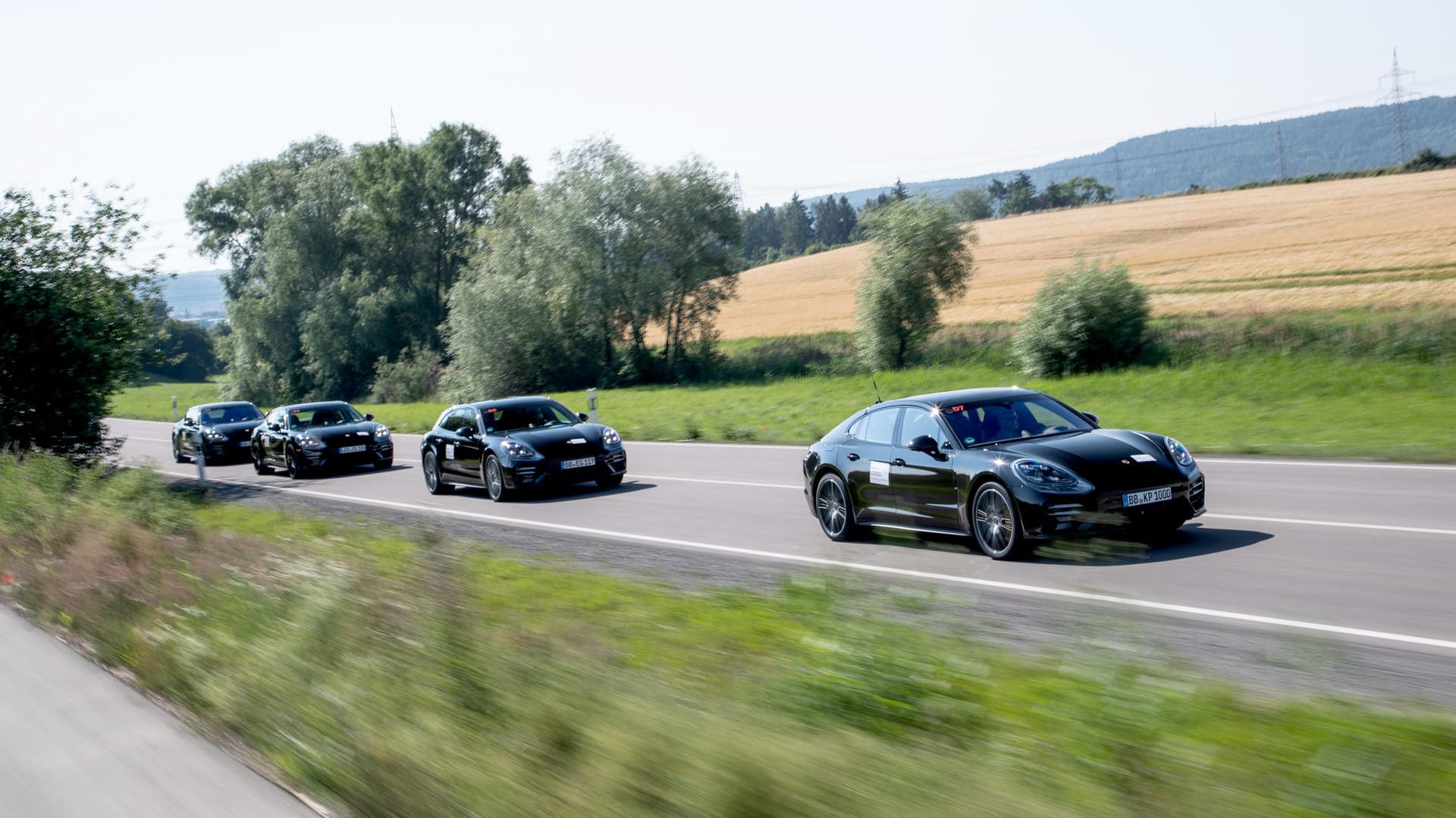 Sportliche Reisegruppe: Porsche schickte den modellgepflegten Panamera auf letzte Entwicklungsfahrten.