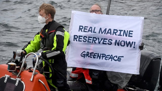 Greenpeace versenkt Granitblöcke vor Rügen Greenpeace versenkt Granitblöcke vor Rügen
