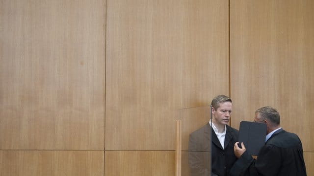 Auf Youtube sind Ausschnitte der Vernehmung des mutmaßlichen Lübcke-Mörders aufgetaucht. Auf Youtube sind Ausschnitte der Vernehmung des mutmaßlichen Lübcke-Mörders aufgetaucht.
