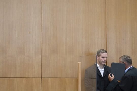Auf Youtube sind Ausschnitte der Vernehmung des mutmaßlichen Lübcke-Mörders aufgetaucht.
