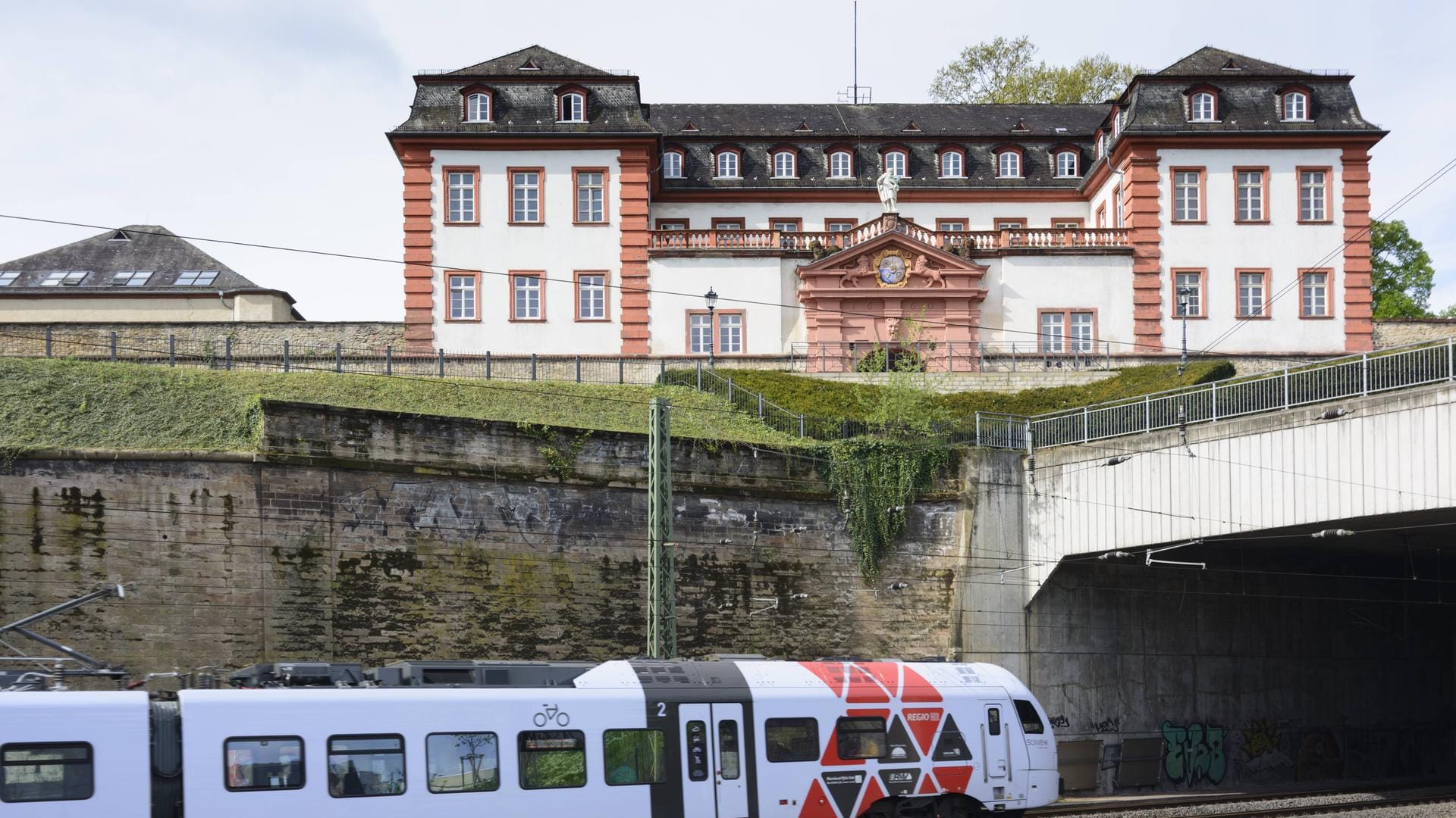 Ein Zug der DB Regio fährt an der Mainzer Zitadelle vorbei: Ein Mann hat ein Feuer an der Festungsanlage gelegt. Ein Zug der DB Regio fährt an der Mainzer Zitadelle vorbei: Ein Mann hat ein Feuer an der Festungsanlage gelegt.