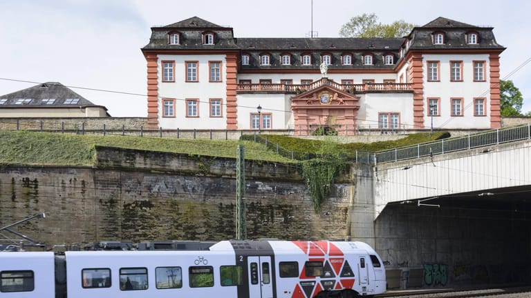 Ein Zug der DB Regio fährt an der Mainzer Zitadelle vorbei: Ein Mann hat ein Feuer an der Festungsanlage gelegt.
