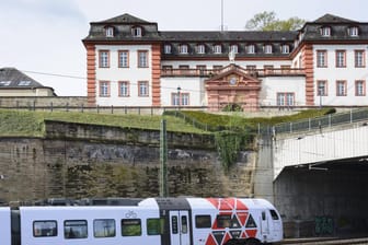 Ein Zug der DB Regio fährt an der Mainzer Zitadelle vorbei: Ein Mann hat ein Feuer an der Festungsanlage gelegt.