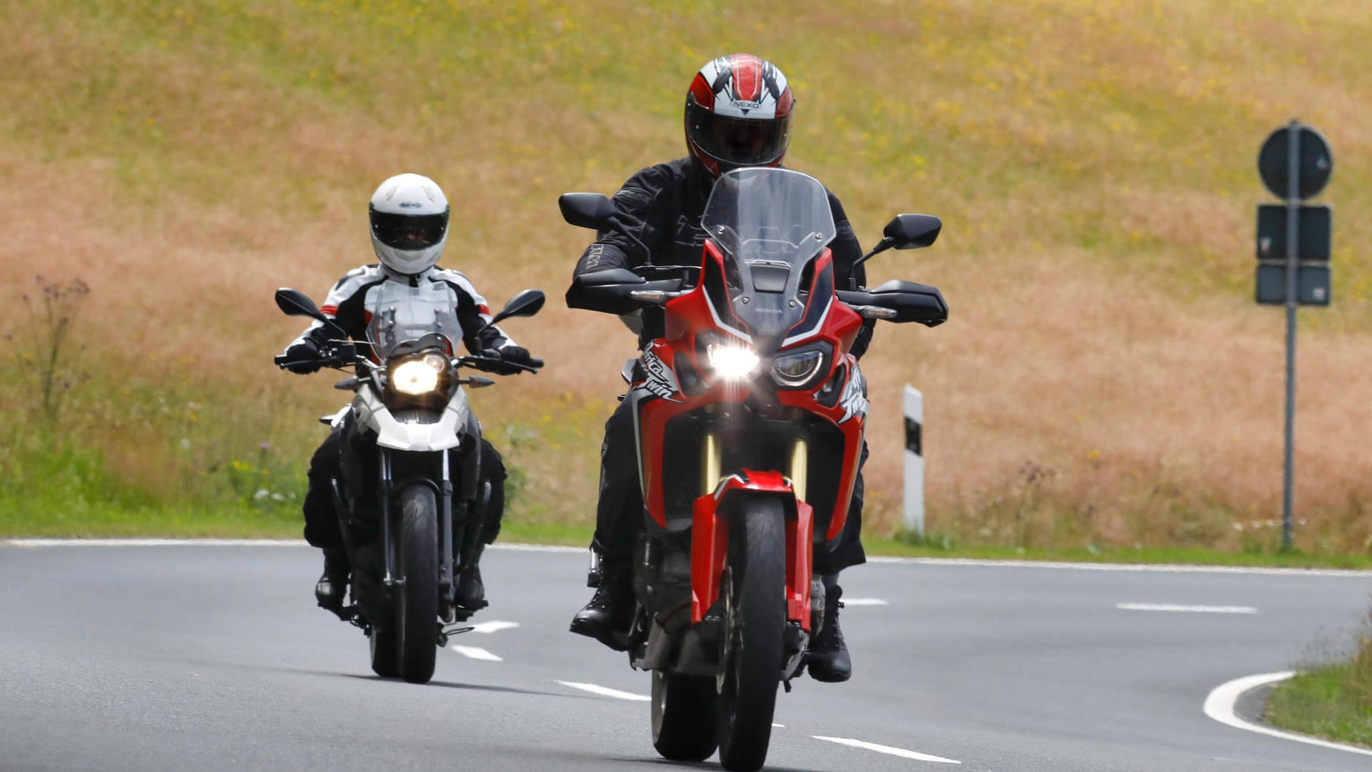 Motorrad: Fahrer sind bei einem Unfall nur durch ihre Kleidung geschützt. Motorrad: Fahrer sind bei einem Unfall nur durch ihre Kleidung geschützt.