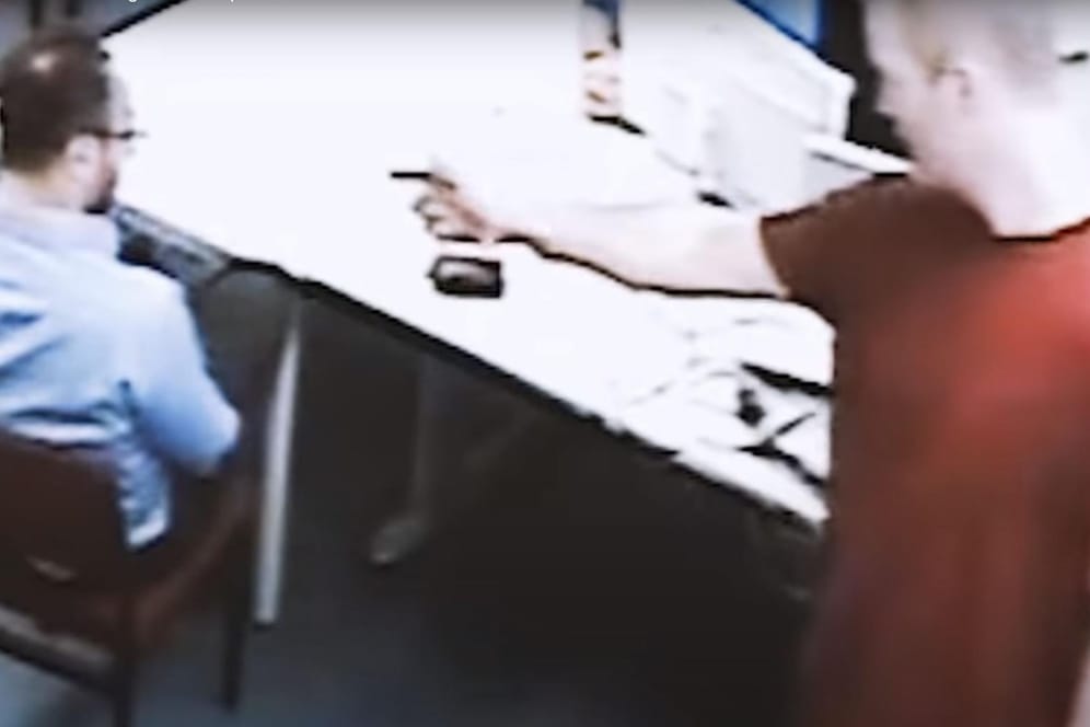 Screenshot aus dem Vernehmungsvideo: Stephan Ernst stellt vor den Beamten nach, wie er Walter Lübcke erschossen haben soll.