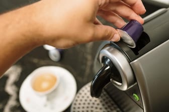 Kaffeemaschinen im Test: Die Stiftung Warentest hat 13 Kaffeepad- und Kapselmaschinen getestet.
