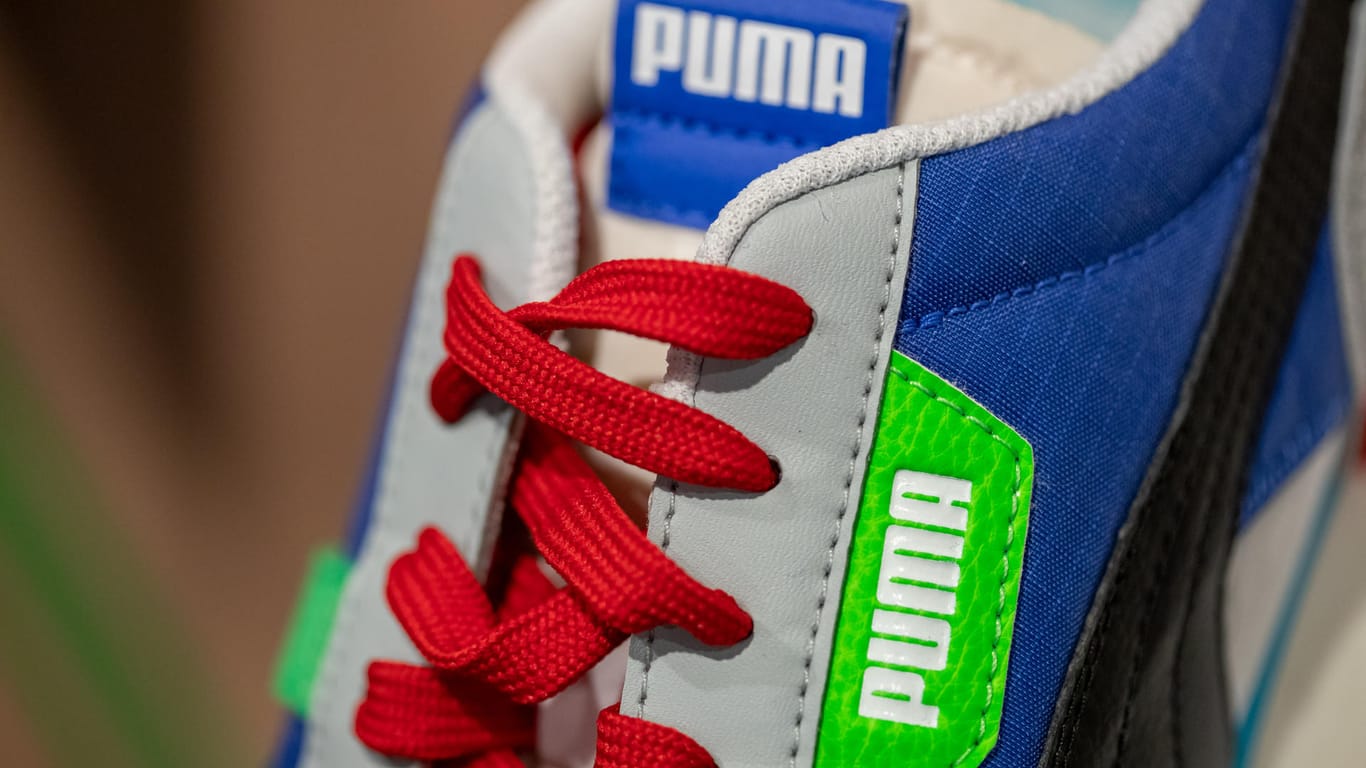 Ein Schuh der Marke Puma (Symbolbild): Der Sportartikelhersteller hat im zweiten Quartal Verlust gemacht.