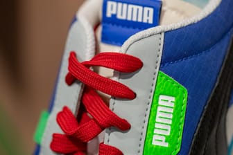 Ein Schuh der Marke Puma (Symbolbild): Der Sportartikelhersteller hat im zweiten Quartal Verlust gemacht.