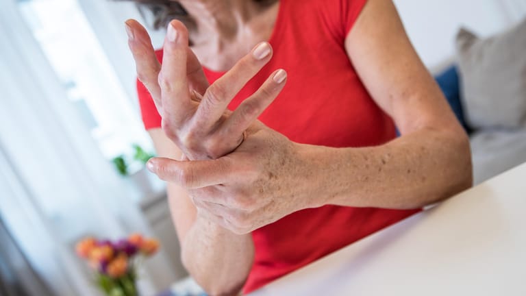 Gelenkschmerzen: Eine rheumatoide Arthritis zeigt sich oft zuerst durch Entzündungen in den Fingergelenken.