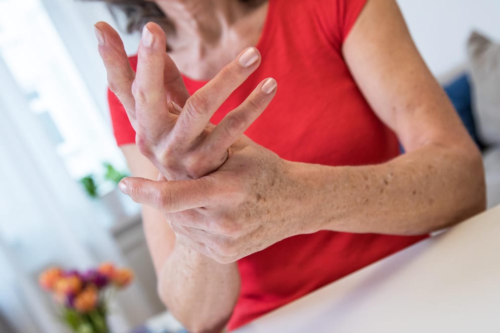 Gelenkschmerzen: Eine rheumatoide Arthritis zeigt sich oft zuerst durch Entzündungen in den Fingergelenken.