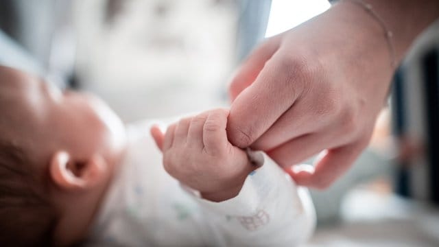 Frauen in Deutschland bekommen später und seltener Kinder. Frauen in Deutschland bekommen später und seltener Kinder.