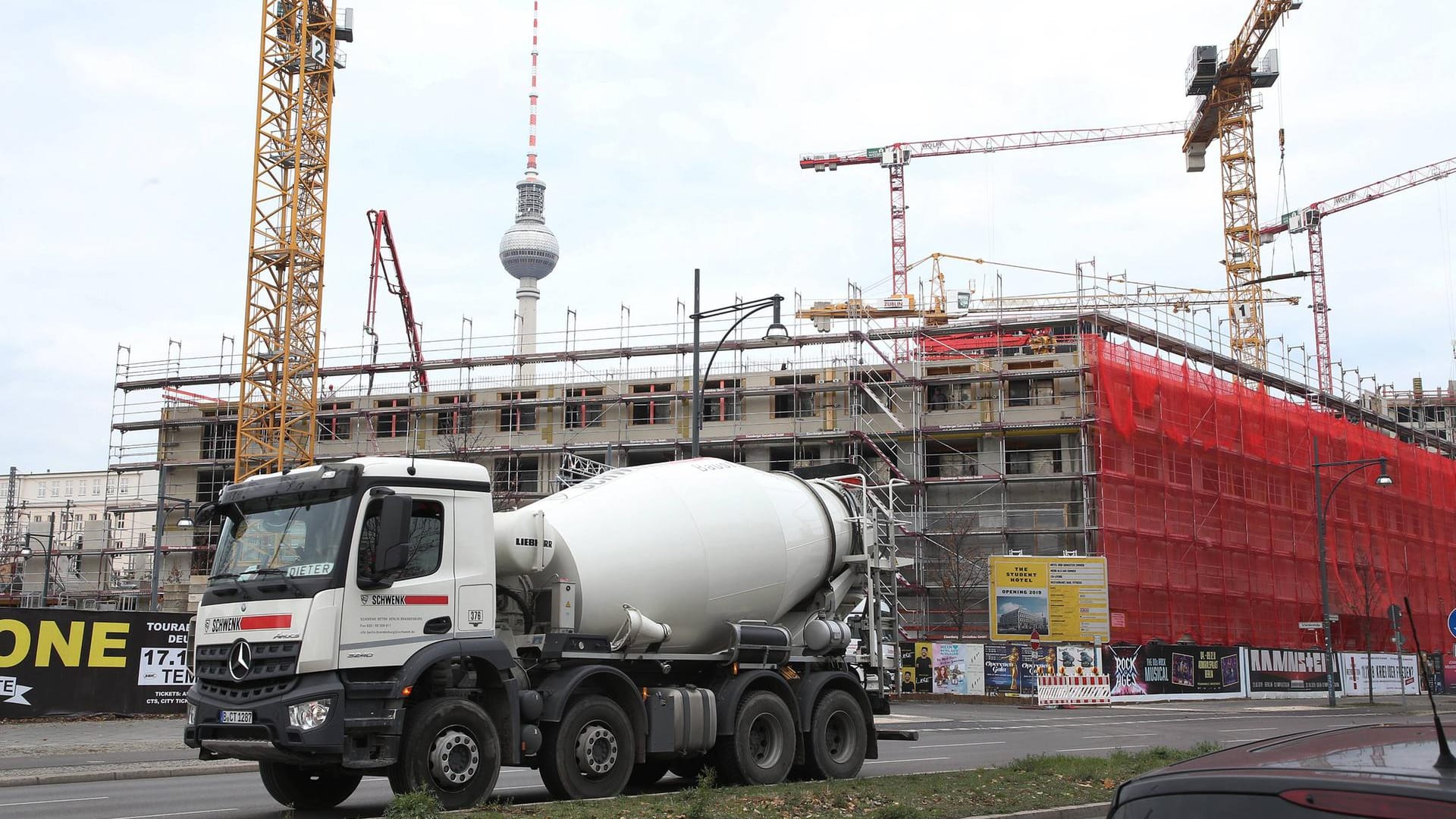 Ein Betonmischer fährt durch Berlin (Symbolbild): In Johannesthal hat ein Mann am Steuer seines Lasters das Bewusstsein verloren.