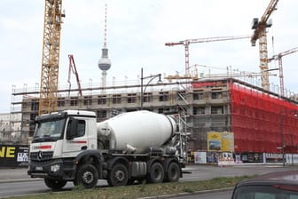 Ein Betonmischer fährt durch Berlin (Symbolbild): In Johannesthal hat ein Mann am Steuer seines Lasters das Bewusstsein verloren.