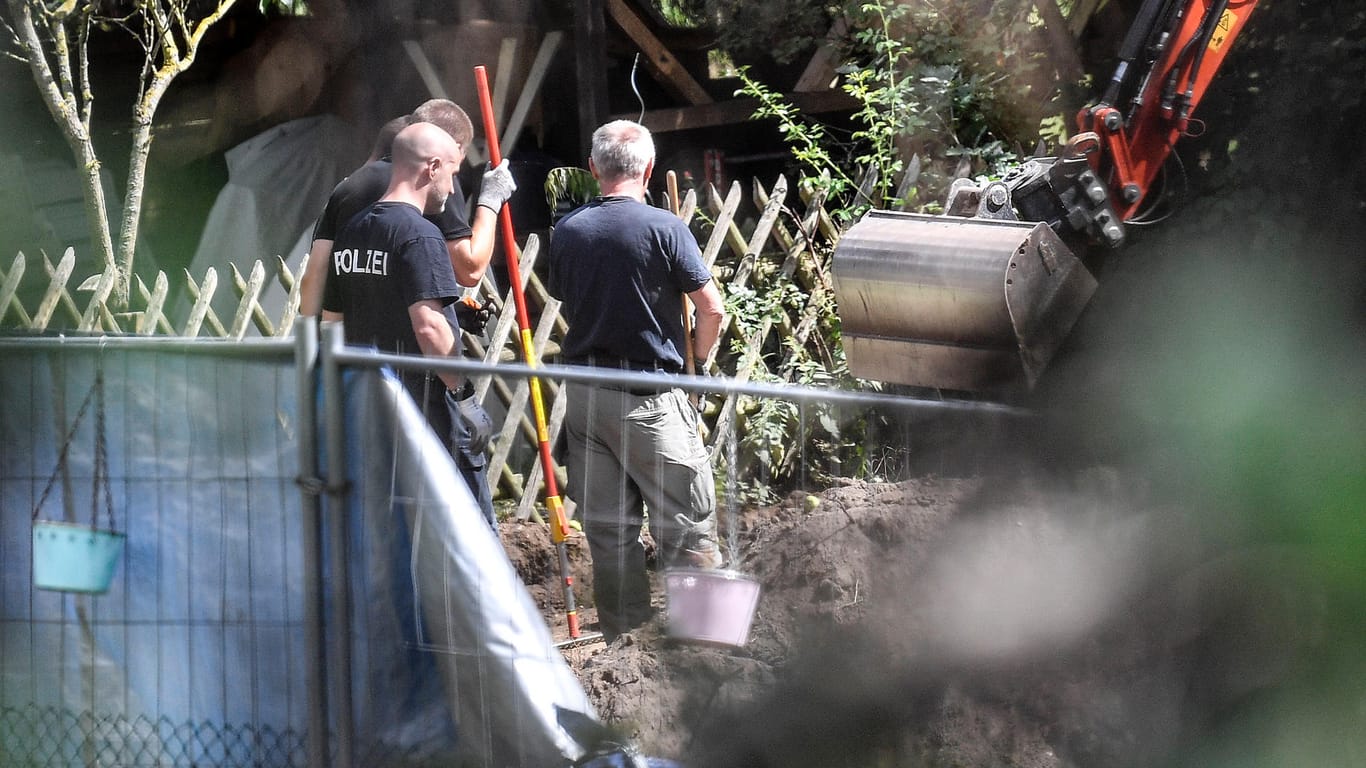 Fall Maddie: Beamte durchsuchen eine Kleingartenparzelle in Hannover.