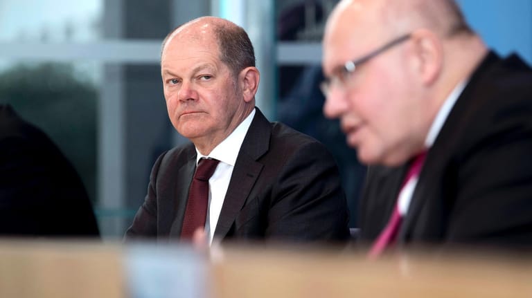 Finanzminister Olaf Scholz (M.) und Wirtschaftsminister Peter Altmaier (r.): Im Wirecard-Skandal geraten sie unter Druck.