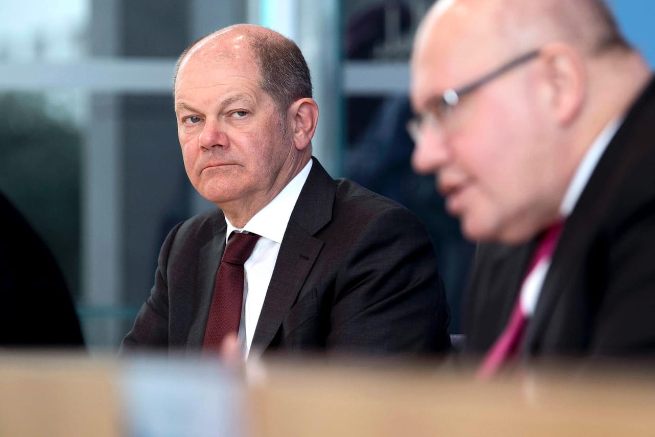 Finanzminister Olaf Scholz (M.) und Wirtschaftsminister Peter Altmaier (r.): Im Wirecard-Skandal geraten sie unter Druck. Finanzminister Olaf Scholz (M.) und Wirtschaftsminister Peter Altmaier (r.): Im Wirecard-Skandal geraten sie unter Druck.