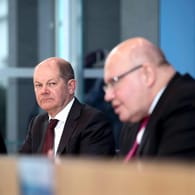 Finanzminister Olaf Scholz (M.) und Wirtschaftsminister Peter Altmaier (r.): Im Wirecard-Skandal geraten sie unter Druck.