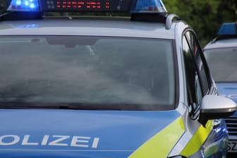 Polizeiwagen: In seinem Keller fand ein Mann eine vermeintliche Mine. Das Gebäude wurde daraufhin allerdings ganz umsonst evakuiert.