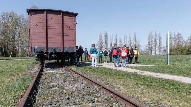 NS-Opfer aus den Niederlanden fordern Entschädigungen für Zugfahrten ins KZ. NS-Opfer aus den Niederlanden fordern Entschädigungen für Zugfahrten ins KZ.