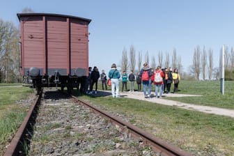 NS-Opfer aus den Niederlanden fordern Entschädigungen für Zugfahrten ins KZ.