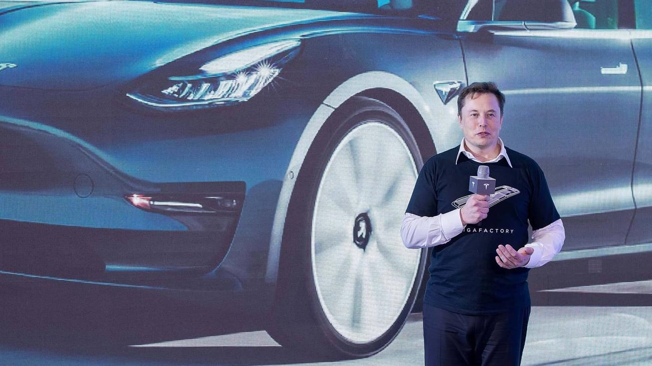 Tesla-Boss Elon Musk: Der Autobauer will offenbar in Europa auch Versicherungen anbieten.