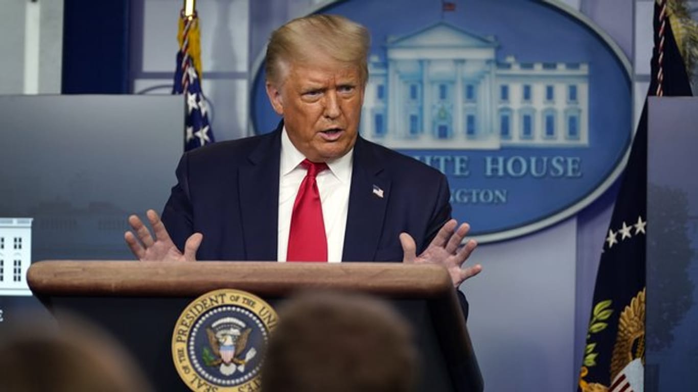 US-Präsident Donald Trump beschwert sich in einer Pressekonferenz über schlechte Umfragewerte.