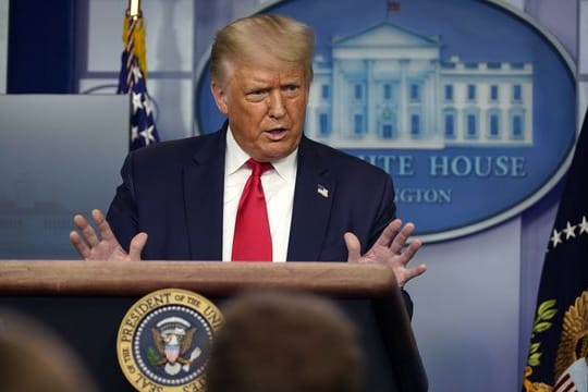 US-Präsident Donald Trump beschwert sich in einer Pressekonferenz über schlechte Umfragewerte.