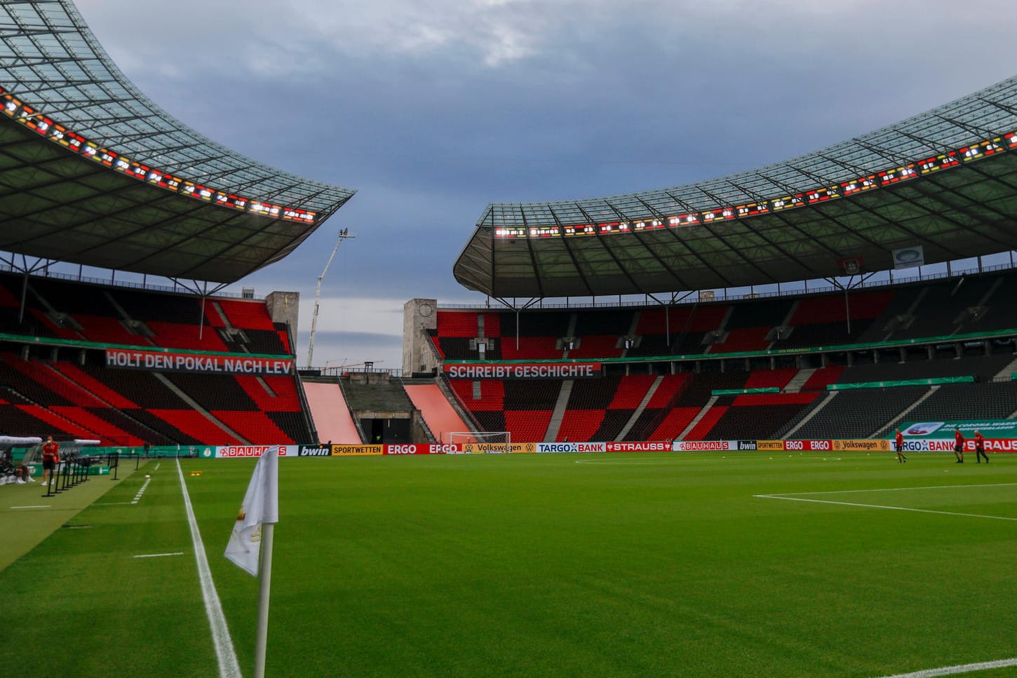 Laut neuem DFL-Konzept: Leere Stadion wie hier während des DFB-Pokalfinales zwischen Bayern München und Leverkusen sollen bald der Vergangenheit angehören.