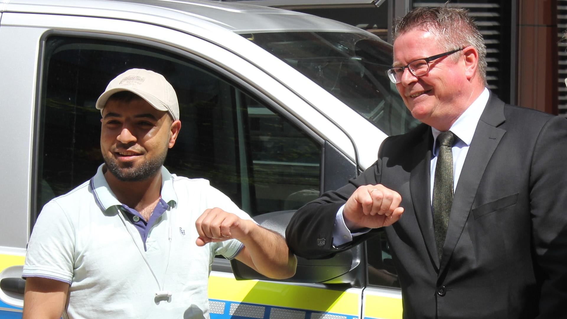 Polizeipräsident Frank Höver dankt Ahmad Al Sheikh Hussein Kames: Er hielt den bewaffneten Angreifer im Linienbus 601 fest. Polizeipräsident Frank Höver dankt Ahmad Al Sheikh Hussein Kames: Er hielt den bewaffneten Angreifer im Linienbus 601 fest.