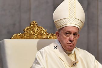 Papst Franziskus feiert die Fronleichnamsmesse im Petersdom: Laut einem Zeitungsbericht sind Hacker in das IT-System des Vatikans eingedrungen.