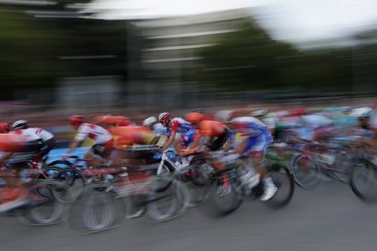 Bereits kurz nach dem Start gibt es die ersten Corona-Fälle bei der Burgos-Rundfahrt.