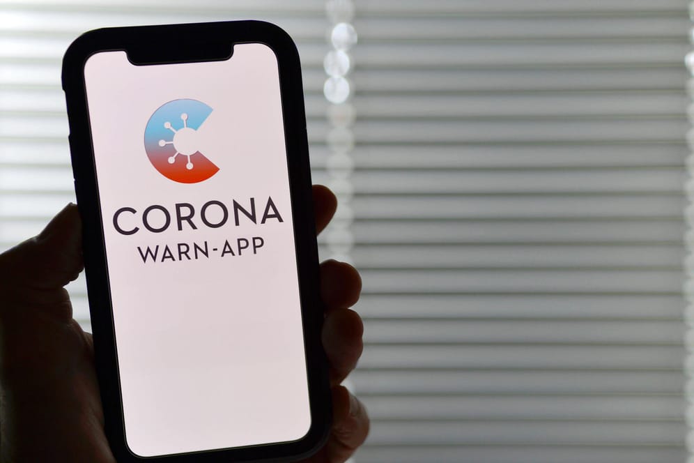 Eine Hand hält ein Smartphone mit der Corona-Warn-App (Symbolbild): Phoenix Hagen hat für die Nutzung der App geworben und sich Kritik von Fans anhören müssen.