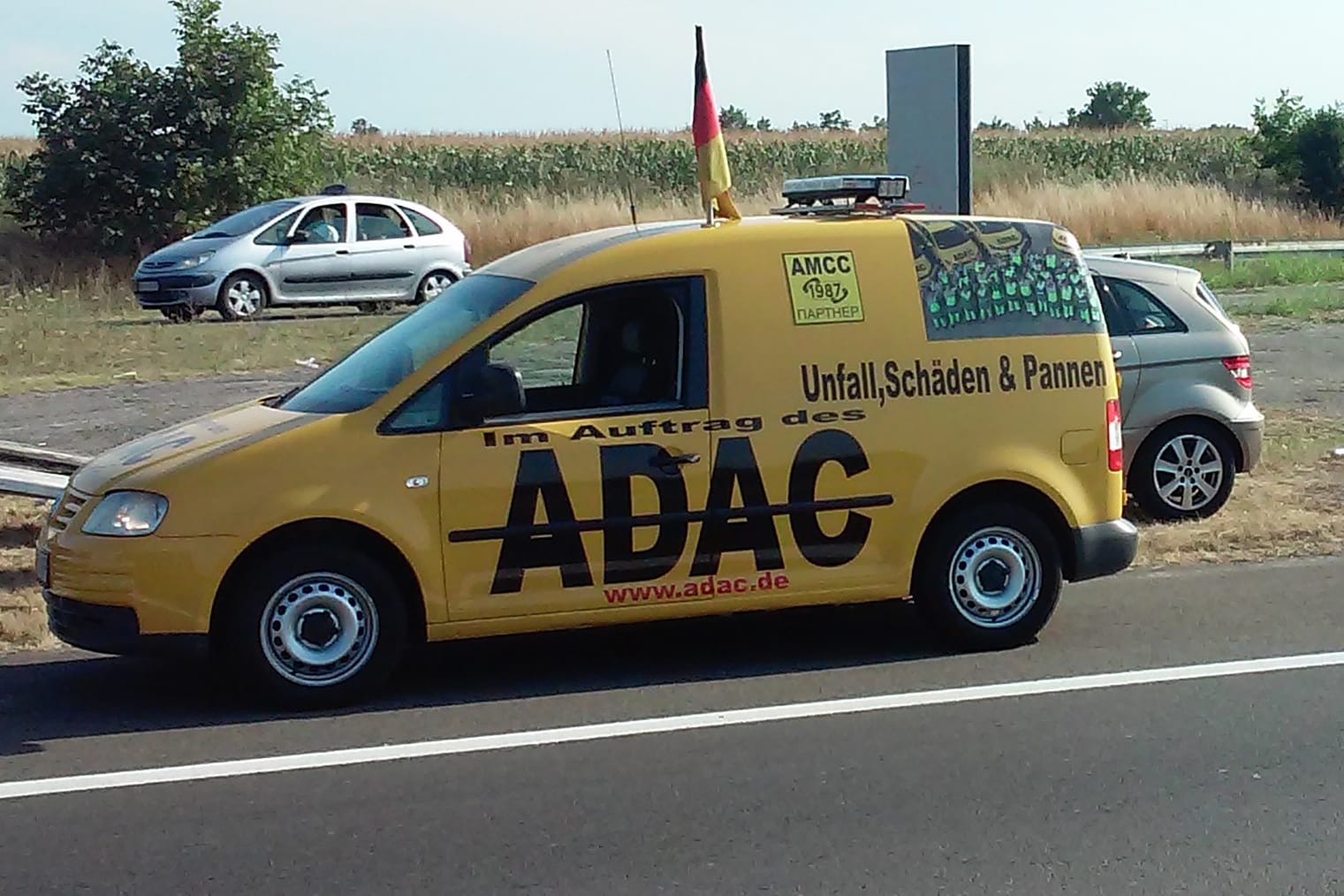 Angebliche Pannenhelfer: Sie geben vor, vom ADAC zu sein und zocken Ausländer ab.