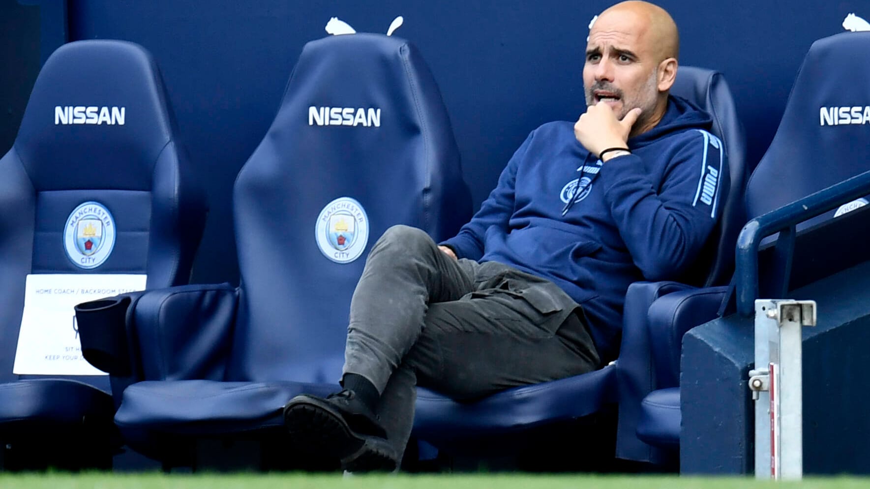 Manchester Citys Trainer Pep Guardiola schaut skeptisch: Der Premier-League-Titel ging nach Liverpool, in der Champions League haben die Citizens allerdings noch alle Trümpfe in der Hand.