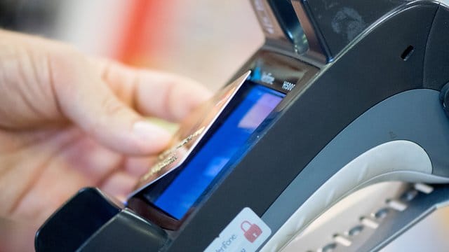 An der Supermarktkasse oder im Klamottengeschäft lässt sich oft unkompliziert und schnell kontaktlos bezahlen. An der Supermarktkasse oder im Klamottengeschäft lässt sich oft unkompliziert und schnell kontaktlos bezahlen.