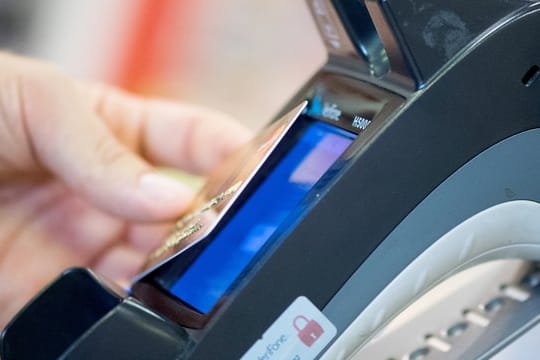 An der Supermarktkasse oder im Klamottengeschäft lässt sich oft unkompliziert und schnell kontaktlos bezahlen.