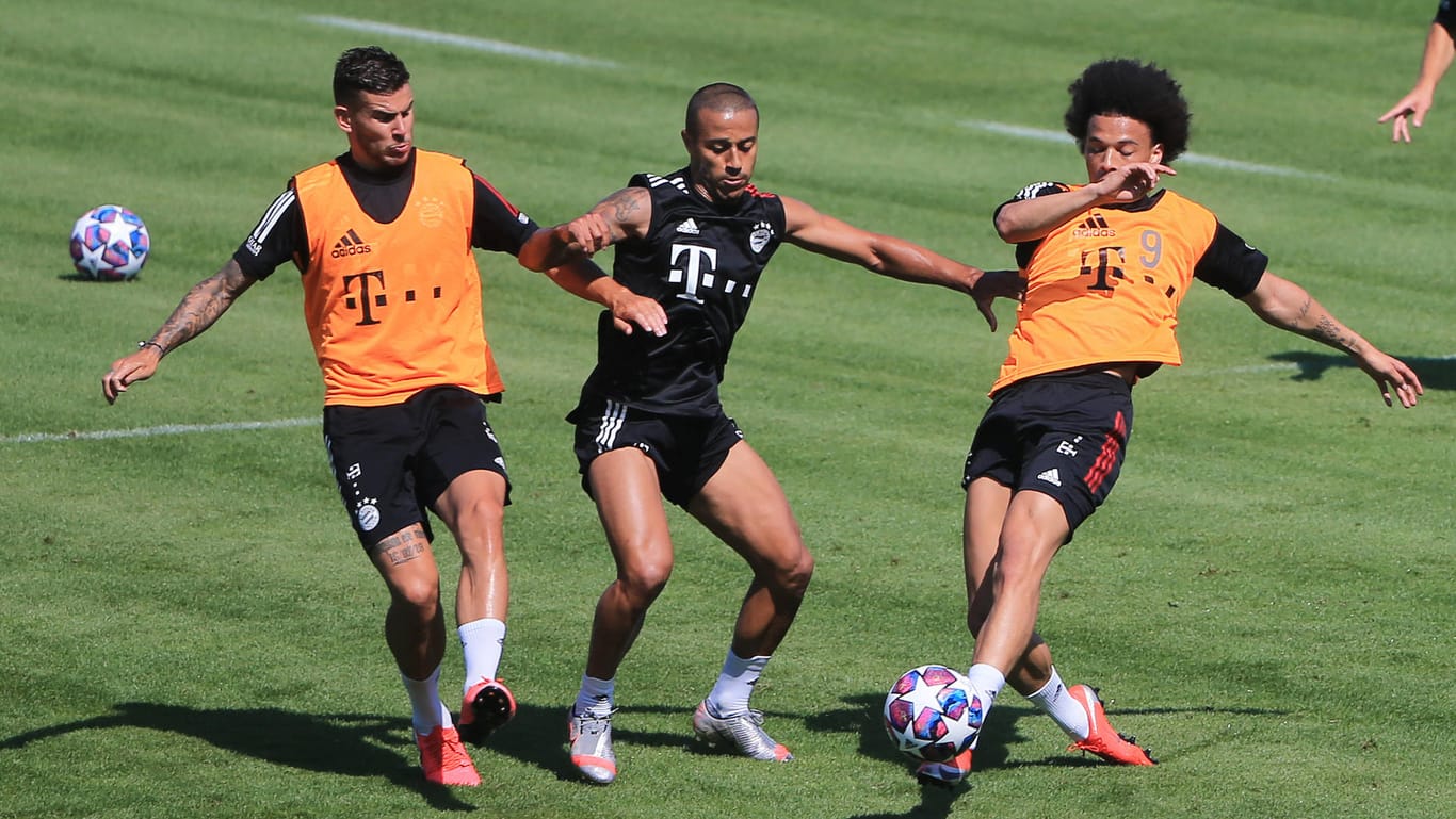Lucas Hernandez, Thiago und Leroy Sané beim Training (v.l.): Am Vereinsgelände des FC Bayern ist es zu einem Polizeieinsatz gekommen.