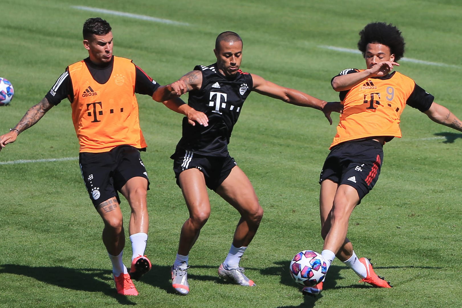 Lucas Hernandez, Thiago und Leroy Sané beim Training (v.l.): Am Vereinsgelände des FC Bayern ist es zu einem Polizeieinsatz gekommen.