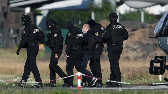 Der Angeklagte Stephan Balliet wird vor dem vierten Prozesstag von Justizbeamten aus dem Hubschrauber gebracht. Der Angeklagte Stephan Balliet wird vor dem vierten Prozesstag von Justizbeamten aus dem Hubschrauber gebracht.