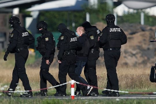 Der Angeklagte Stephan Balliet wird vor dem vierten Prozesstag von Justizbeamten aus dem Hubschrauber gebracht.