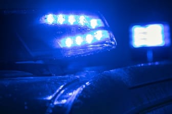 Blaulicht auf Polizei-Fahrzeug: In Kassel wurde die Leiche eines vermissten Mannes gefunden.