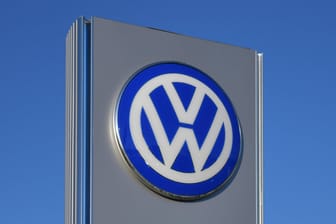 VW-Logo: Interne Gespräche einer Arbeitsgruppe des Autobauers wurden mitgeschnitten.