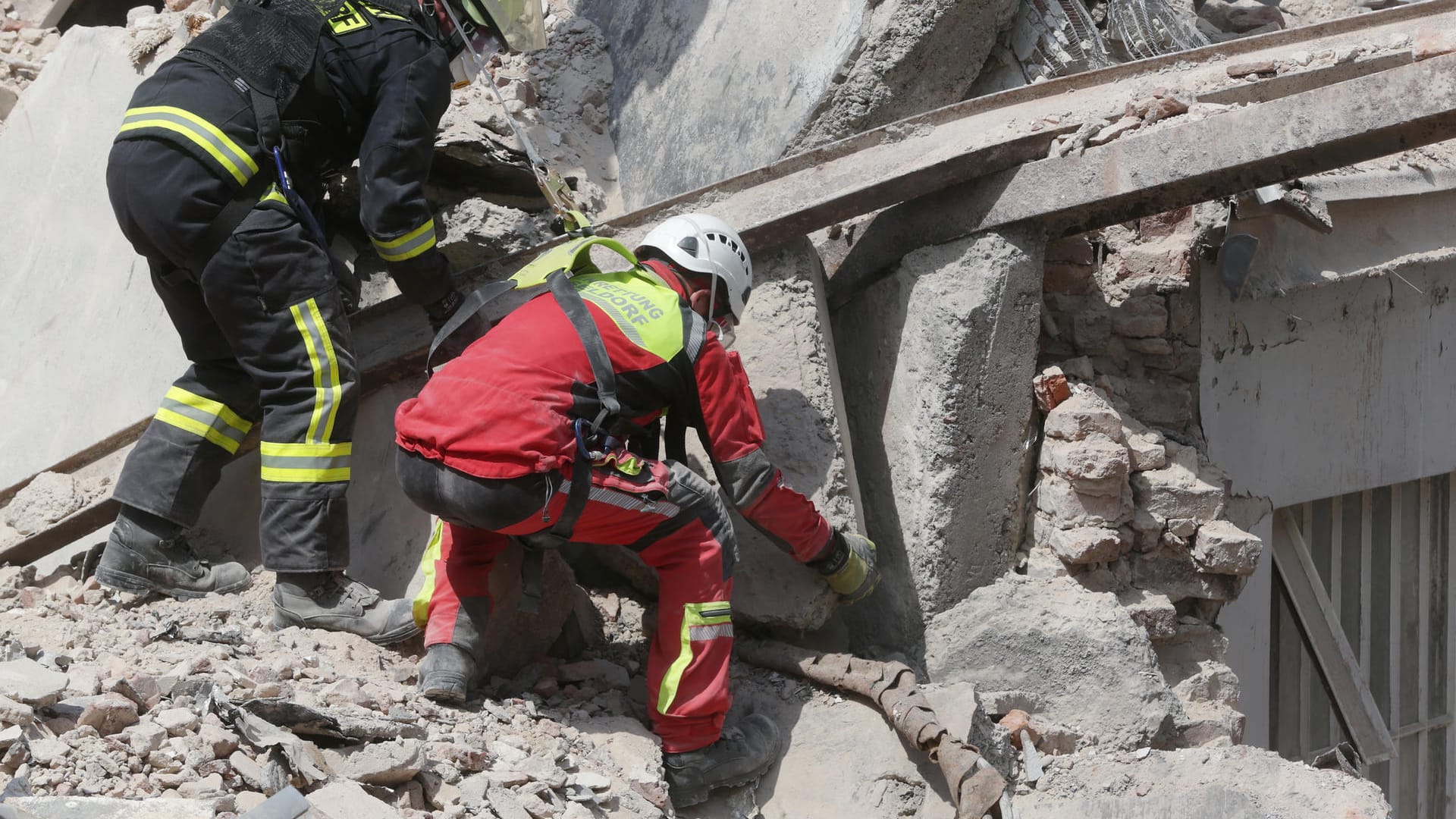 Hauseinsturz in Düsseldorf: Mitglieder der Höhenrettungsgruppe der Berufsfeuerwehr Düsseldorf arbeiten an dem eingestürzten Gebäude. Hauseinsturz in Düsseldorf: Mitglieder der Höhenrettungsgruppe der Berufsfeuerwehr Düsseldorf arbeiten an dem eingestürzten Gebäude.