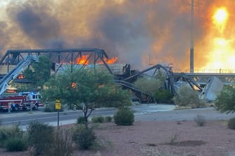 Brennende Brücke in Arizona: Ein entgleister Zug fing über dem Tempe Town Lake in den USA Feuer.