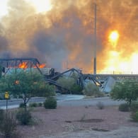 Brennende Brücke in Arizona: Ein entgleister Zug fing über dem Tempe Town Lake in den USA Feuer.