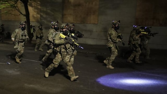 Bundespolizisten am Rande eines "Black-Lives-Matter"-Protests in Portland. Bundespolizisten am Rande eines "Black-Lives-Matter"-Protests in Portland.